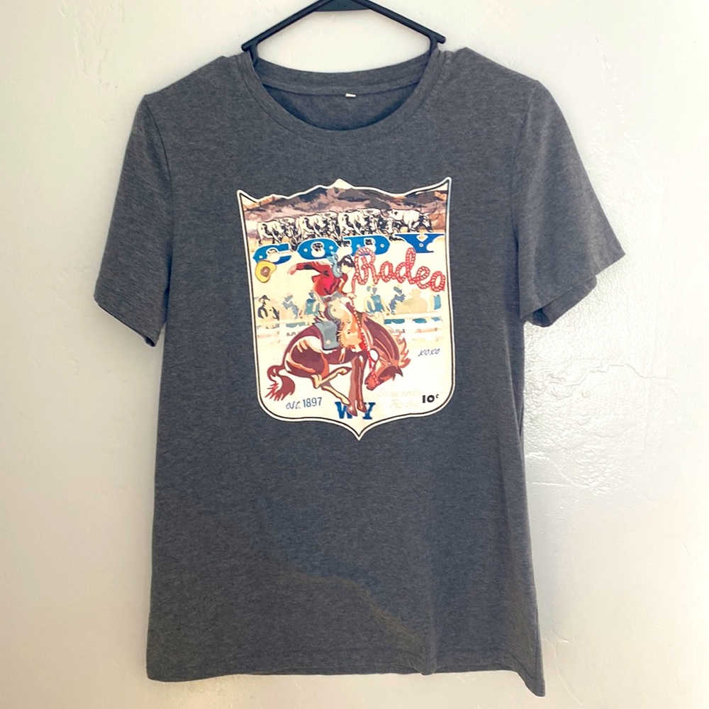 Short sleeve Brand: Bellelily      Size: Small     Graphic T